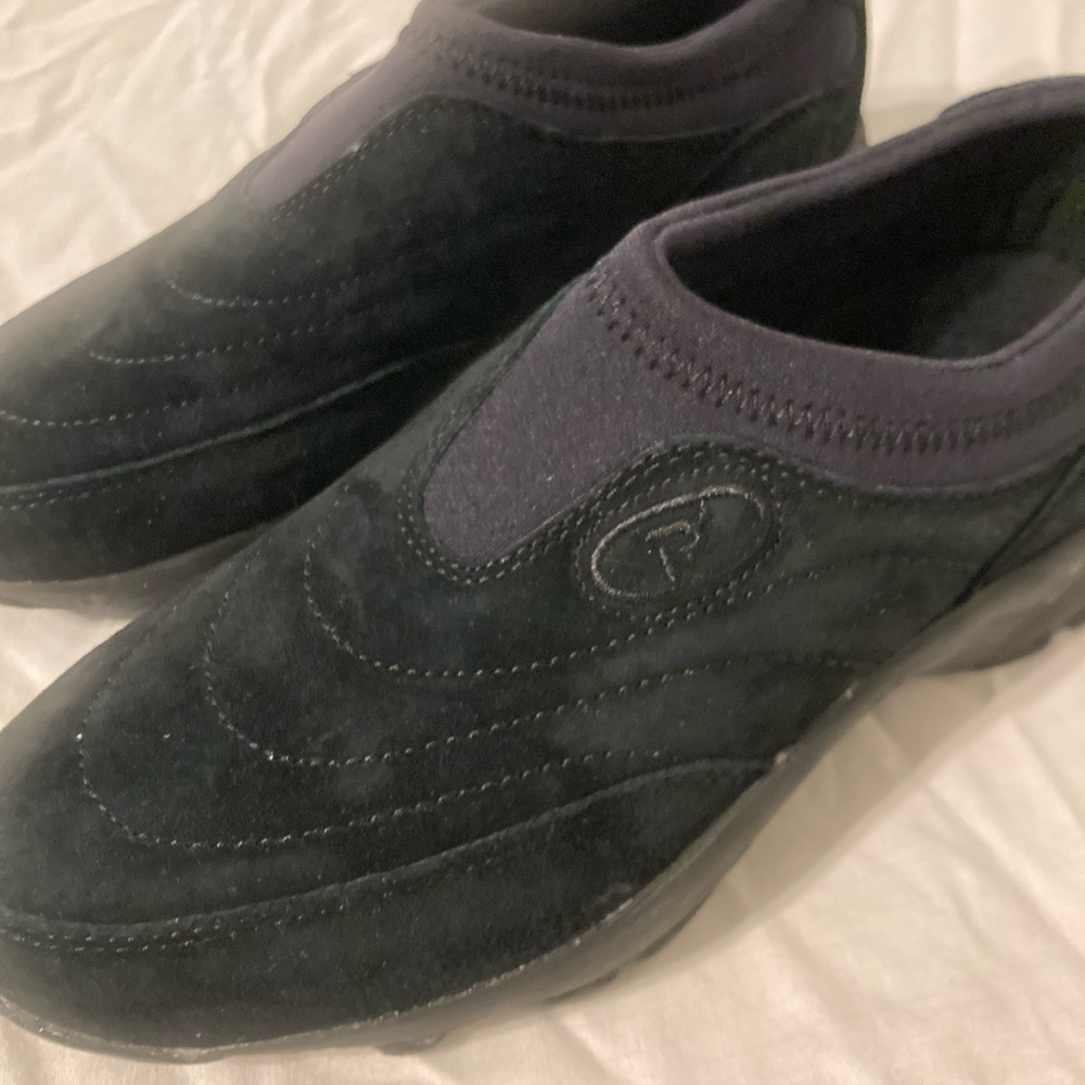 Women’s Size 6 Slip-on Shoe